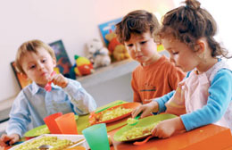 bambini che mangiano