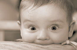 bimbo che morde lettino