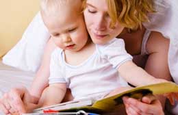 mamma che legge libro al bimbo