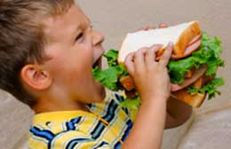 bambino che fa merenda