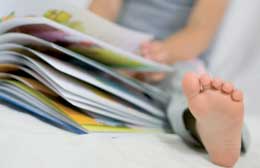 bimbo che legge libro