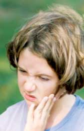 bambina con mal di denti