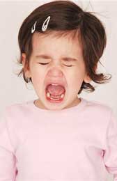 bambina che ha mal di testa