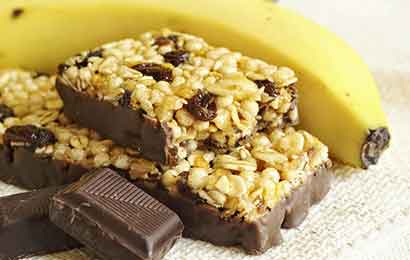 Buone merende per la scuola: barrette di banane, fiocchi di avena e cioccolato