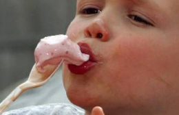 Perchè alcuni bambini mandano giù il cibo in modo errato?