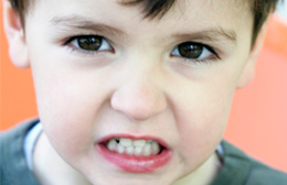 Bambini che dormono a denti stretti: una brutta abitudine o vera patologia?