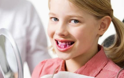 Le pastiglie rivelatrici e altri utili “trucchi” per pulirsi i denti giocando…