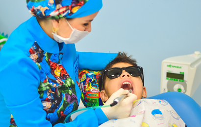 Bambini tranquilli dal dentista: aiutiamoli a non aver paura