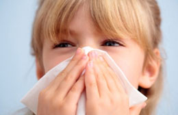 bimba che soffia il naso